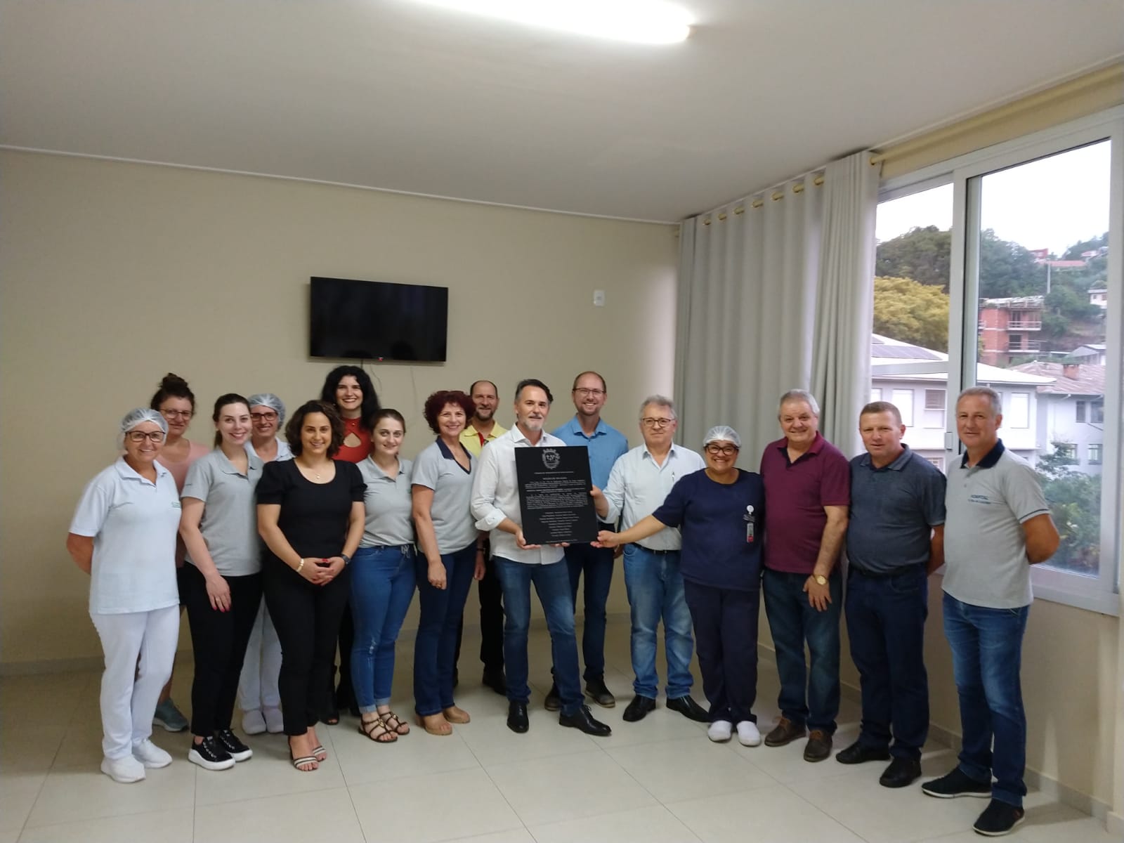 VEREADORES ENTREGAM PLACA DE HOMENAGEM AOS PROFISSIONAIS DA SAÚDE